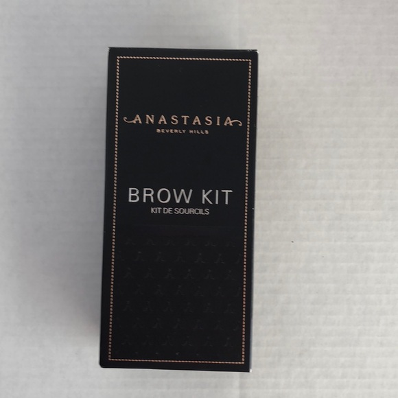 Anastasia Beverly Hills Other - Anastasia Beverly Hills Brow Kit Medium Brown New Anastasia Beverly Hills Other - Anastasia Beverly Hills Brow Kit Medium Brown New